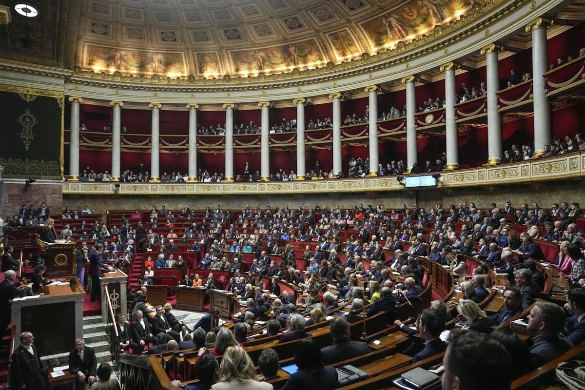 Reuters: Δημοκρατικό μέτωπο κατά της Λεπέν - Διεργασίες στη Γαλλία για τον δεύτερο γύρο