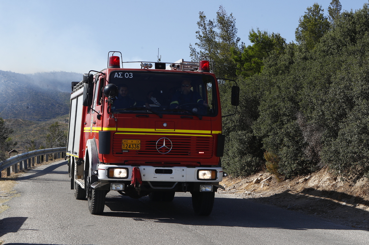 Δύσκολη η κατάσταση με τη φωτιά στη Χίο, τραυματίστηκαν 2 πυροσβέστες - Εκκενώνονται δύο οικισμοί στην Κρήτη