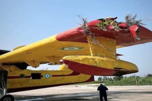 Φωτιά στη Ναύπακτο: Φωτογραφία ντοκουμέντο από το χτυπημένο φτερό του Canadair