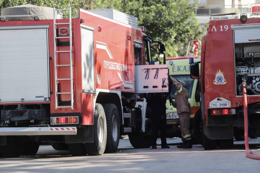 Φωτιά στον Πειραιά - Απεγκλωβίστηκαν δύο άτομα