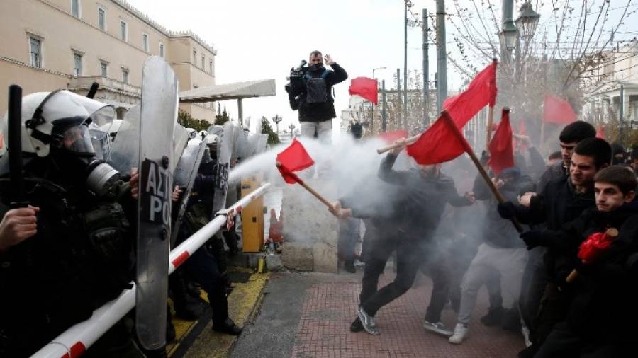 Ολοκληρώθηκε η διαμαρτυρία των εκπαιδευτικών στη Βουλή - Στην κυκλοφορία οι δρόμοι στο κέντρο