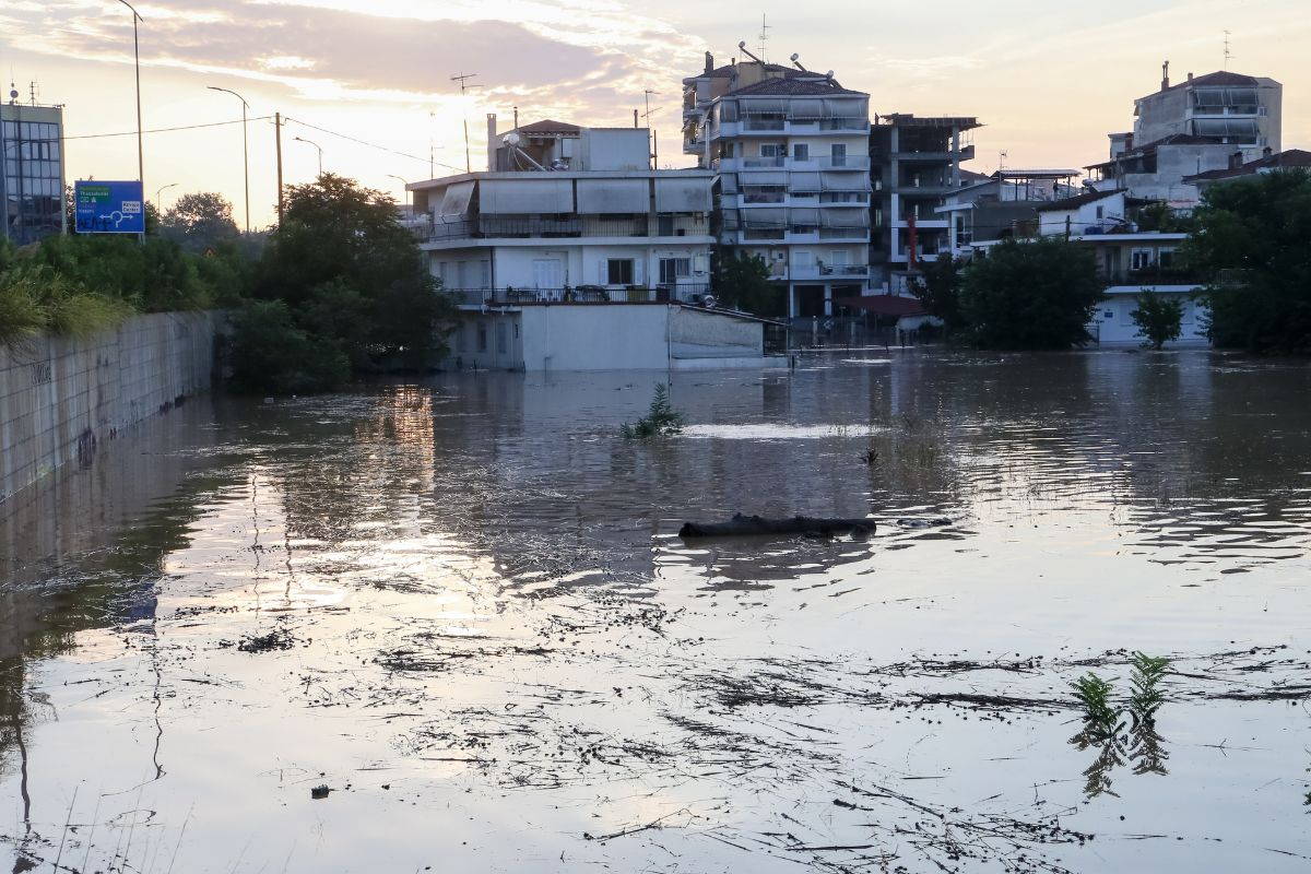 Πλημμύρισαν σπίτια στη Λάρισα: Έσπασε ανάχωμα στον Πηνειό - Μήνυμα 112 για εκκένωση δύο χωριών