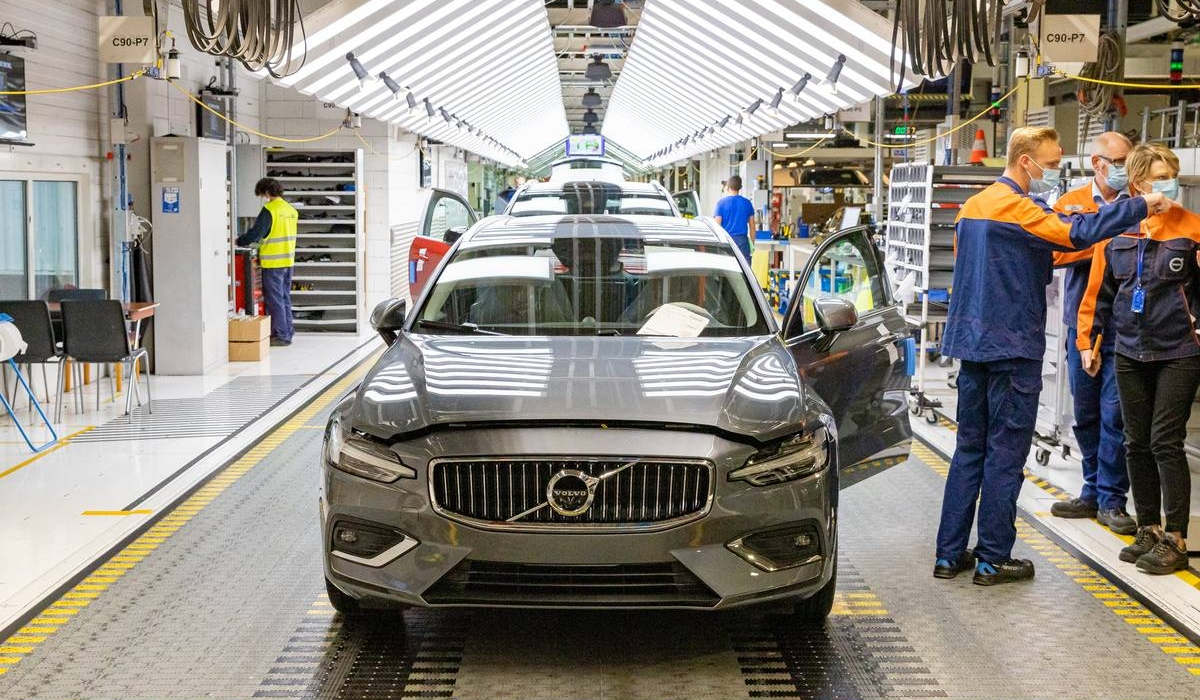 Η Volvo αναθεωρεί τη στρατηγική της άμεσης και απόλυτης στροφής προς την ηλεκτροκίνηση