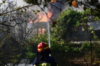 Φωτιά στον Βαρνάβα: Εγκλωβίστηκε κόσμος μέσα σε αυτοκίνητα - Επιχείρηση της ΟΠΚΕ