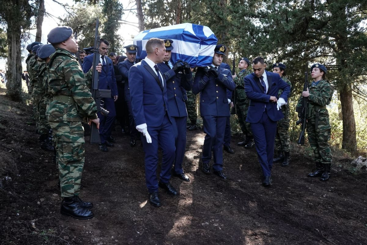 Κηδεία συγκυβερνήτη: «Ύστατο χαίρε» στον Μάριο Τουρούτσικα - Τραγικές φιγούρες οι γονείς του