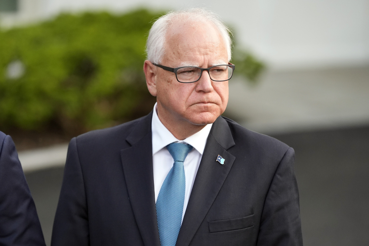 Tim Walz: Ο βετεράνος «προοδευτικός λαϊκός ήρωας» - Ποιος είναι ο εκλεκτός της Κάμαλα Χάρις για αντιπρόεδρος