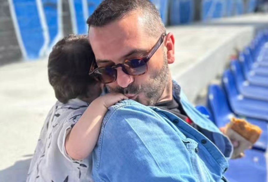 Λεωνίδας Κουτσόπουλος: Απαθανατίζει τον γιο του στη Σχοινούσα