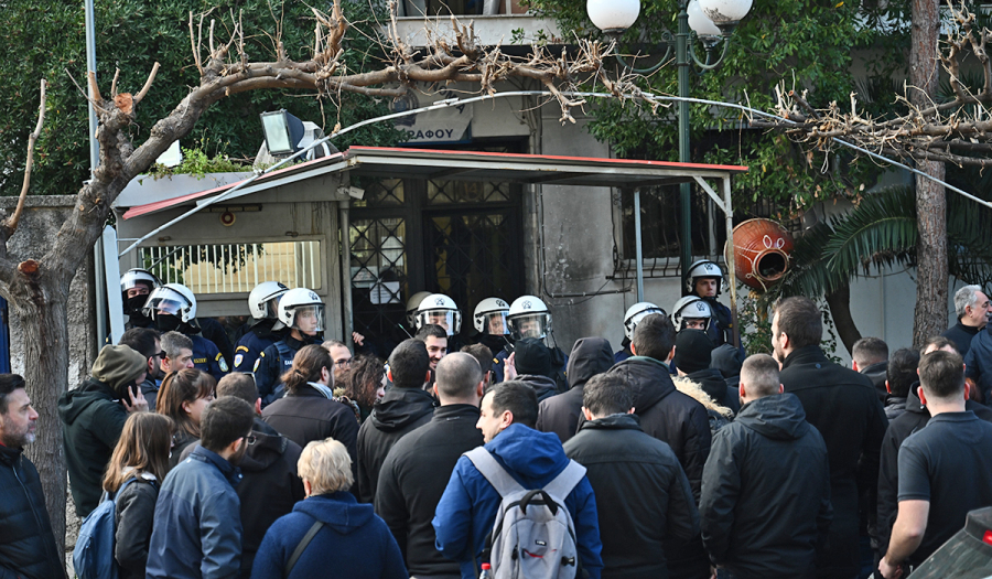 Έξωση και σύλληψη για την Ιωάννα Κολοβού και τον γιο της – «Τους πήραν με τις παντόφλες»