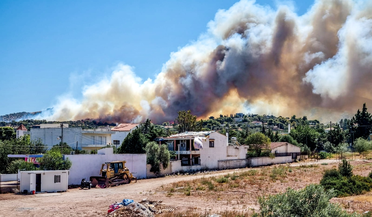 Κλειστοί δρόμοι στην Αγία Μαρίνα λόγω της φωτιάς