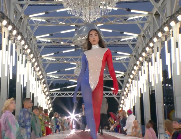Πασαρέλα στο Παρίσι: Μοντέλα με ρούχα Γάλλων σχεδιαστών στους Ολυμπιακούς (Βίντεο)