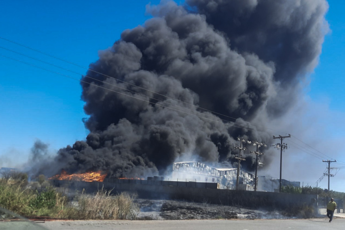 Φωτιά σε εργοστάσιο ανακύκλωσης στη Ριτσώνα: Καίγονται εύφλεκτα υλικά - Ήχησε το «112»