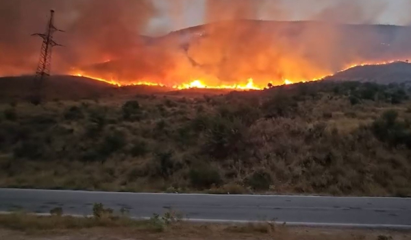 Μεγάλη φωτιά τώρα στην Αλβανία - Κοντά στα σύνορα με την Ελλάδα