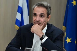 Η ανταρσία των «11», το ατύχημα Σαλμά και το «φίμωτρο» Μητσοτάκη στην ΚΟ της ΝΔ