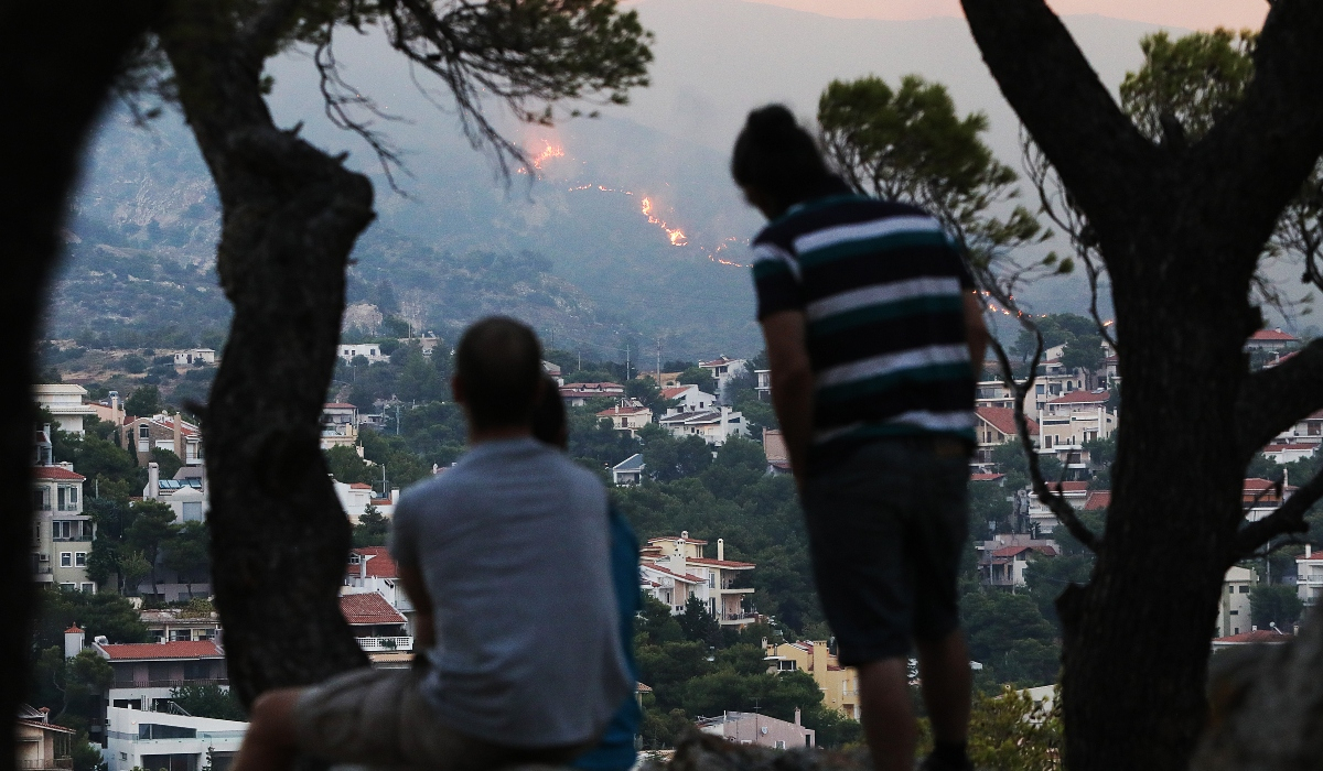 Κάτοικοι της Πεντέλης παρακολουθούν το μέτωπο της φωτιάς καθώς πλησιάζει προς την περιοχή τους