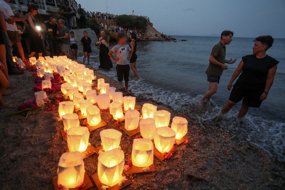 Φωτιά στο Μάτι: Ράγισαν καρδιές για τα 104 θύματα - Συμπληρώθηκαν 6 χρόνια από την εθνική τραγωδία (Εικόνες, Βίντεο)