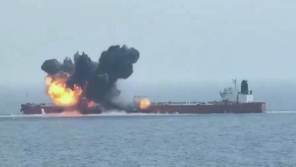 Βίντεο ντοκουμέντο από το χτύπημα των Χούθι στο δεξαμενόπλοιο ελληνικών συμφερόντων - Χρησιμοποίησαν θαλάσσιο drone