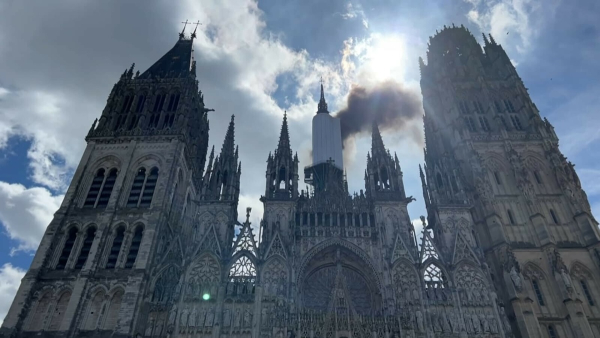 Γαλλία: Υπό έλεγχο η φωτιά στον καθεδρικό ναό της Ρουέν (βίντεο)