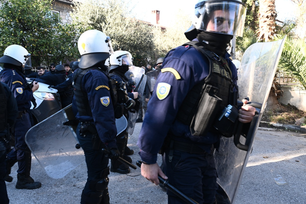 Νέα Φιλαδέλφεια: Ένταση μεταξύ οπαδών και αστυνομίας πριν τον αγώνα χάντμπολ ΑΕΚ-Ολυμπιακός