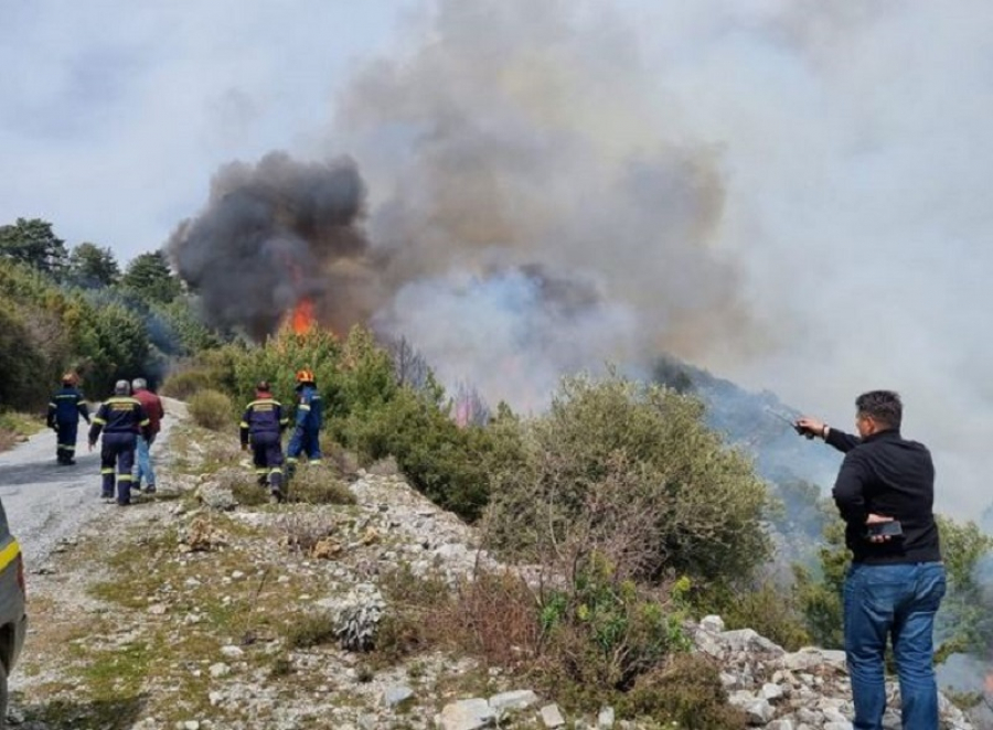 Μεγάλη φωτιά τώρα στη Σάμο - Εκκενώνεται χωριό