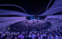 Το ΟΑΚΑ υποδέχεται ξανά τους Coldplay: 60.000 θεατές χορεύουν στους ρυθμούς του Paradise