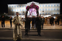 Σε κλίμα κατάνυξης η περιφορά του Επιταφίου της Μητρόπολης Αθηνών