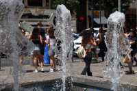 Καύσωνας και τηλεργασία: Τι ισχύει σε δημόσιο και ιδιωτικό τομέα