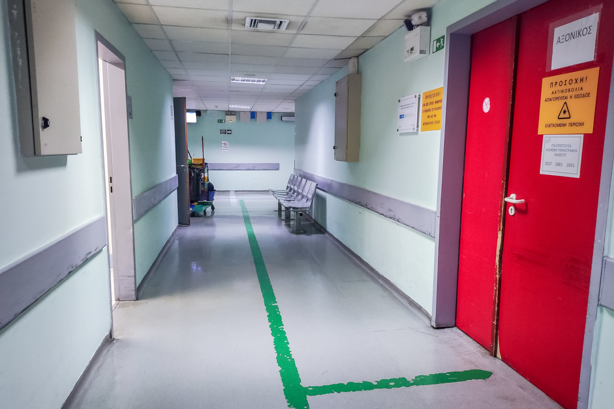 Προσλήψεις και μεγαλύτερους μισθούς για να σωθούν τα δημόσια νοσοκομεία