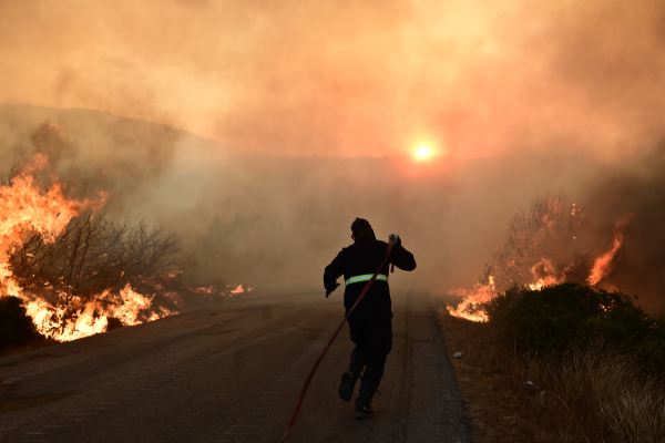 Συναγερμός στην Πυροσβεστική: 35 πυρκαγιές από νωρίς το πρωί στη χώρα - Ο χάρτης πρόβλεψης κινδύνου για φωτιά την Τρίτη 6/8