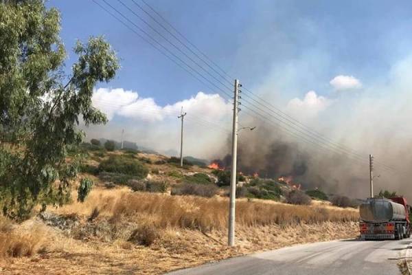 Υπό έλεγχο η πυρκαγιά στη Σαρωνίδα