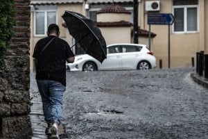 Χαλάει απότομα ο καιρός στην Αττική: Επικίνδυνες καταιγίδες, τέλος η... ζέστη