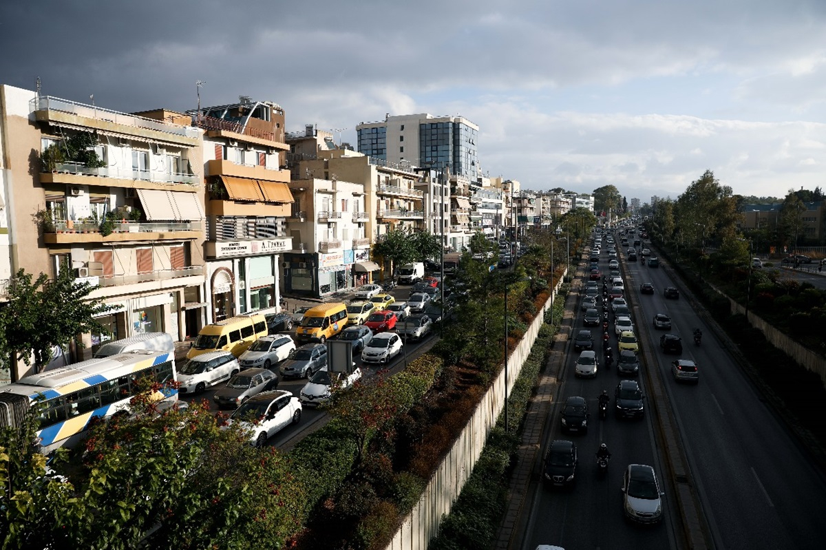 Κίνηση τώρα: Χάος στη Μεσογείων - Χάλασε λεωφορείο και έκοψε την κυκλοφορία