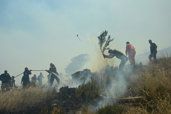 Φωτιά τώρα στη Μαγούλα Ελευσίνας – Στον αέρα 3 ελικόπτερα