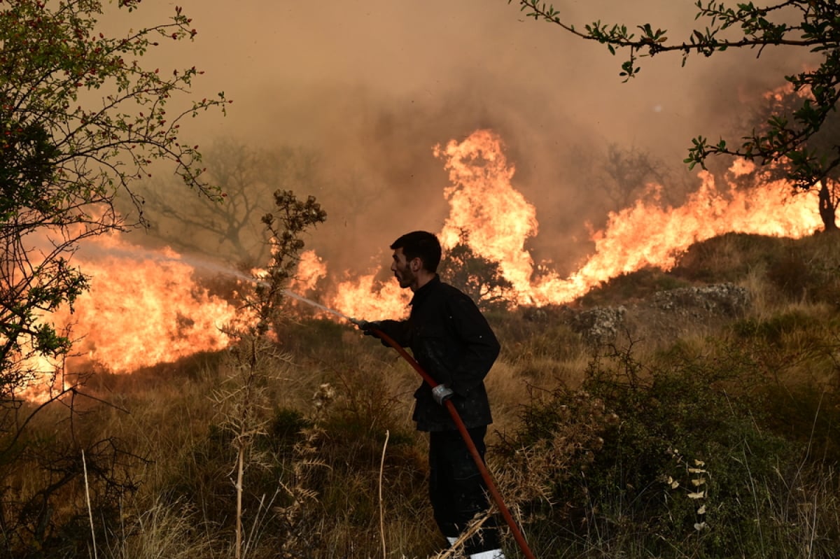 Φωτιά στην Κόρινθο: Διάσπαρτες εστίες στα δύο μέτωπα και αναζωπυρώσεις - Πνέουν ισχυροί άνεμοι