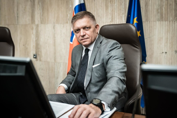 Σλοβακία: Ξανά στο πρωθυπουργικό γραφείο ο Φίτσο - «Συγγνώμη που επέζησα, αλλά επέστρεψα»