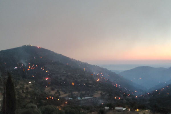 Τα νέα για τη φωτιά στο Ρέθυμνο: 300 πυροσβέστες επί ποδός, κάηκαν ελαιώνες και καλλιέργειες