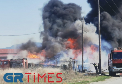 Θεσσαλονίκη: Μεγάλη φωτιά στη Θέρμη