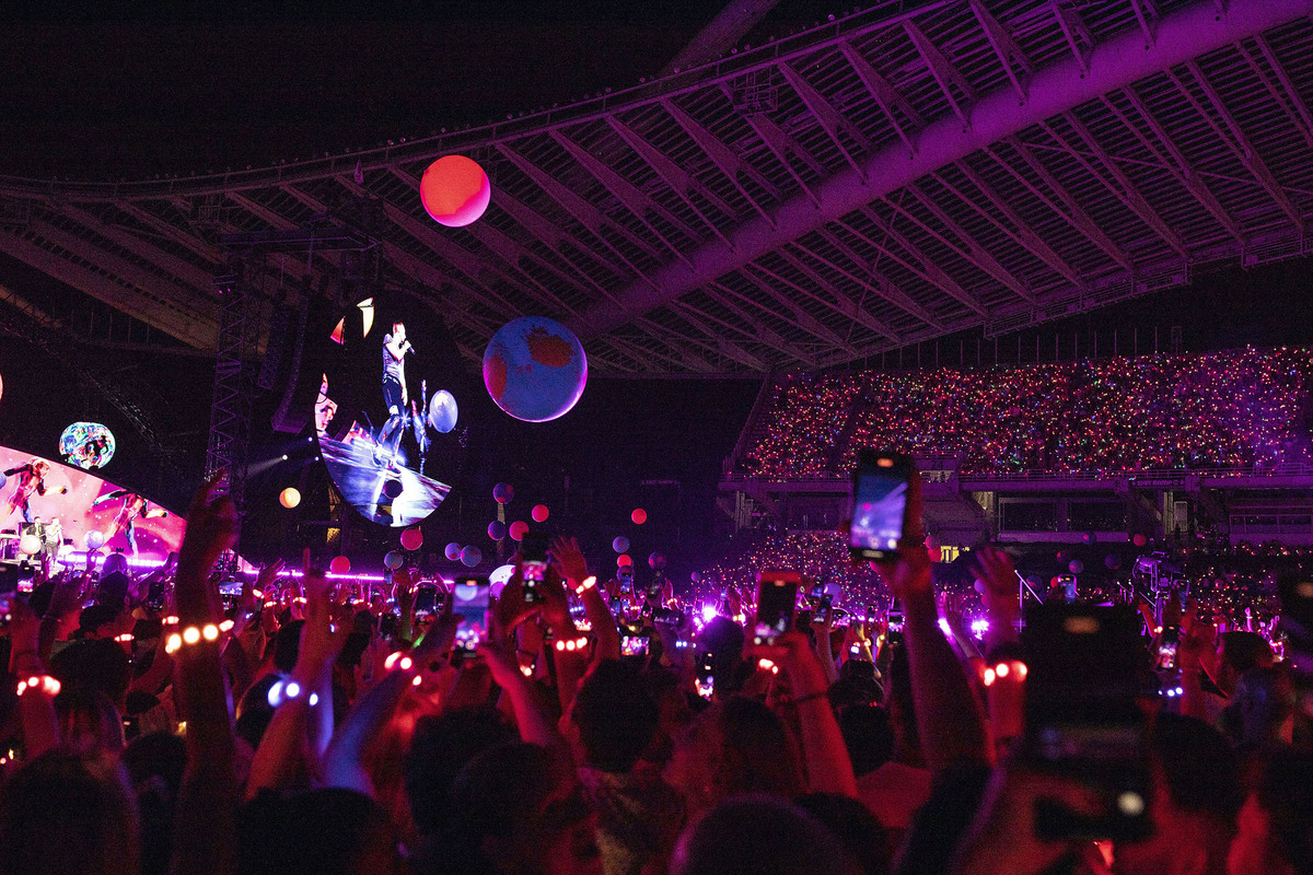 «Ερωτευμένοι» με την Ελλάδα οι Coldplay: Ανέβασαν απόσπασμα από το βίντεο κλιπ στο Ηρώδειο