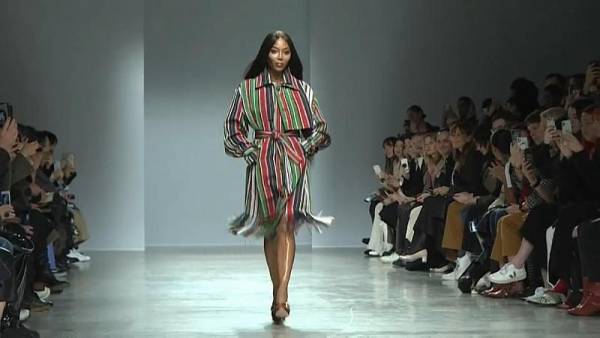 Παρίσι: Εβδομάδα μόδας με τον Κένεθ Ιζέ και την εκθαμβωτική Ναόμι Κάμπελ
