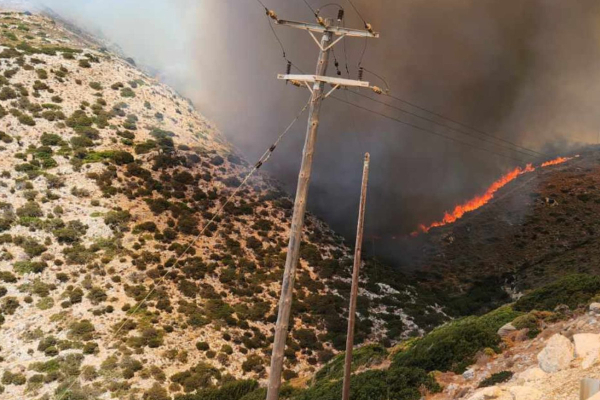 Μαίνεται η φωτιά στους Φούρνους Ικαρίας - Οι ισχυροί άνεμοι δυσκολεύουν την κατάσβεση