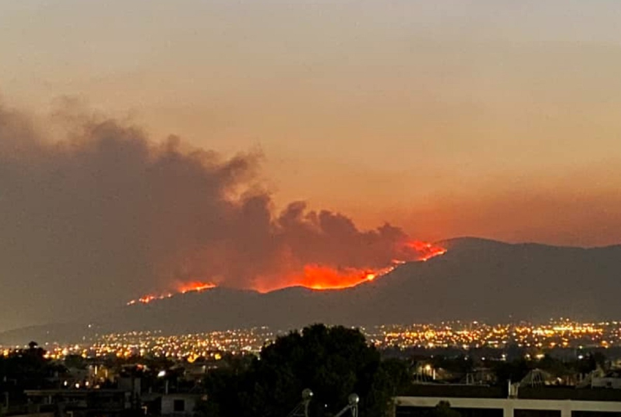 Απειλεί την Πάρνηθα η φωτιά στη Φυλή: Νέο μήνυμα από 112 - «Εκκενώστε προς Μενίδι»