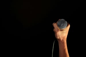 Aνατροπή στην υπόθεση του τραγουδιστή στη Ρόδο: Απέσυρε τη μήνυση η 32χρονη που κατήγγειλε επίθεση