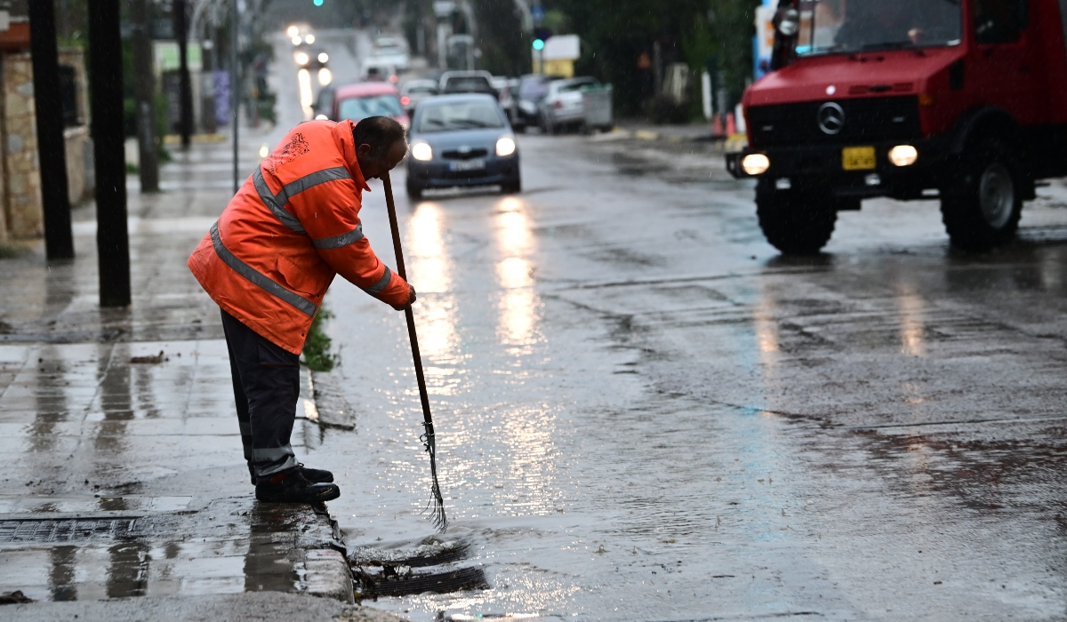 Κλειστοί δρόμοι τώρα: Διακοπή κυκλοφορίας στην Χαριλάου Τρικούπη λόγω καθίζησης