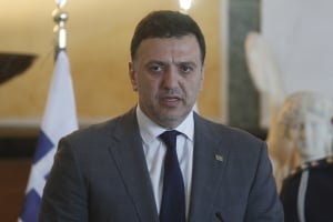 Κικίλιας: Οι μισοί πυροσβέστες δίνουν μάχες με τις φλόγες, οι άλλοι μισοί με τις πλημμύρες