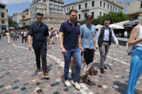 Στέφανος Κασσελάκης: Η βόλτα του στην Ερμού και το γεύμα με τους πολιτικούς συντάκτες - Εικόνες, βίντεο