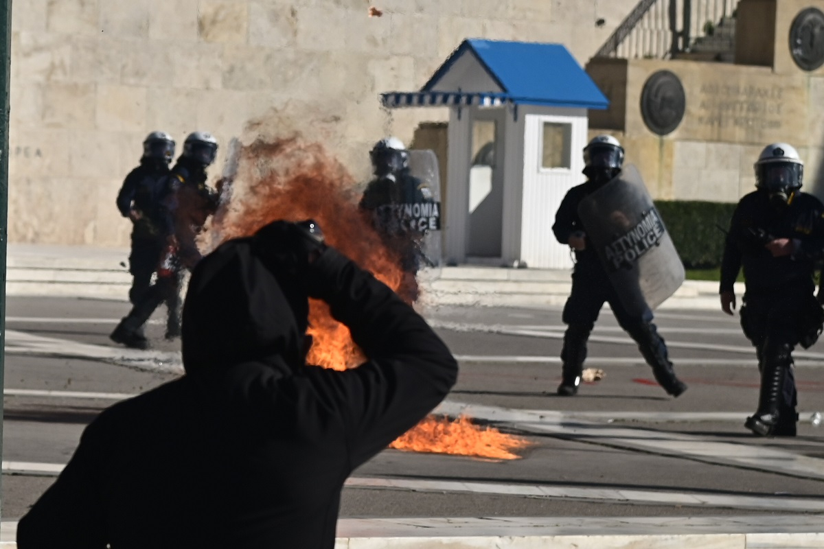 Επεισόδια στο Σύνταγμα: Μολότοφ, πέτρες και χημικά - Δείτε live εικόνα