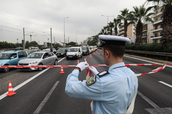 Στο «χρονοντούλαπο» το μπλοκάκι του τροχονόμου - Κλήσεις πλέον ηλεκτρονικά στο gov.gr