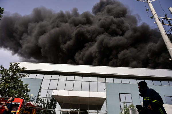 Καμπανάκι Σαρηγιάννη για τα τοξικά αέρια από τη φωτιά στο εργοστάσιο: Τι πρέπει να κάνουμε