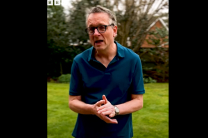 Daily Mail: Ανατριχιαστικό βίντεο με τον Μάικλ Μόσλεϊ να «πέφτει» στα βράχια της Σύμης