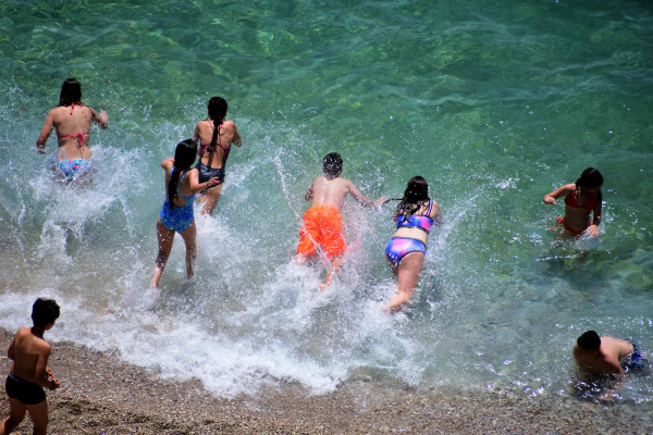 Καιρός για μπάνιο: Υποχωρεί το πρώτο κύμα ζέστης - Ανάσα «δροσιάς» σήμερα με… 35άρια