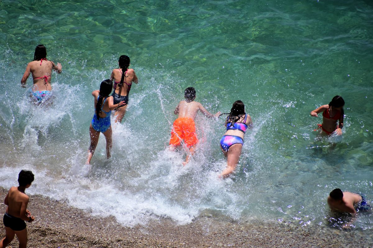 Καιρός για μπάνιο: Υποχωρεί το πρώτο κύμα ζέστης - Ανάσα «δροσιάς» σήμερα με… 35άρια